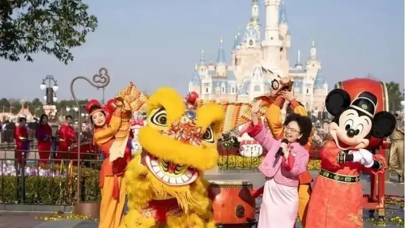 中产家庭迪士尼一日消费1.5万 引发亲子出游成本热议