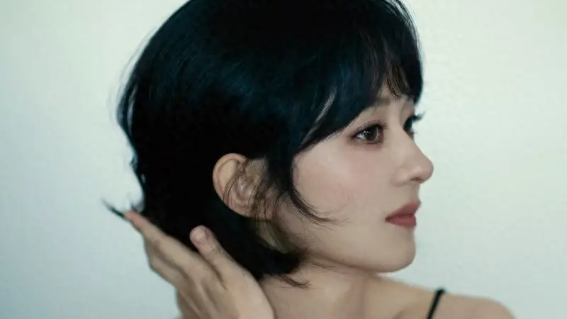 赵丽颖以齐颌短发搭黑裙亮相美妆活动 利落松弛气质契合纪梵希代言格调