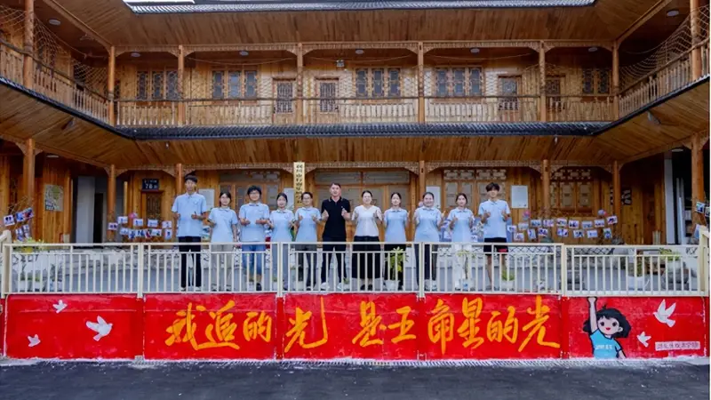 湖科青年走村串户 为利川高龄老人拍免费肖像照并当场送达