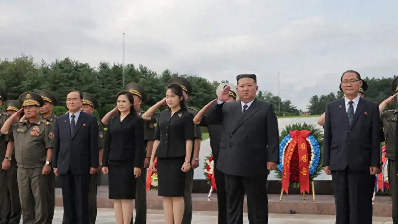 金正恩携妻女接连亮相朝鲜两大纪念活动 女儿首公开参与此类悼念仪式