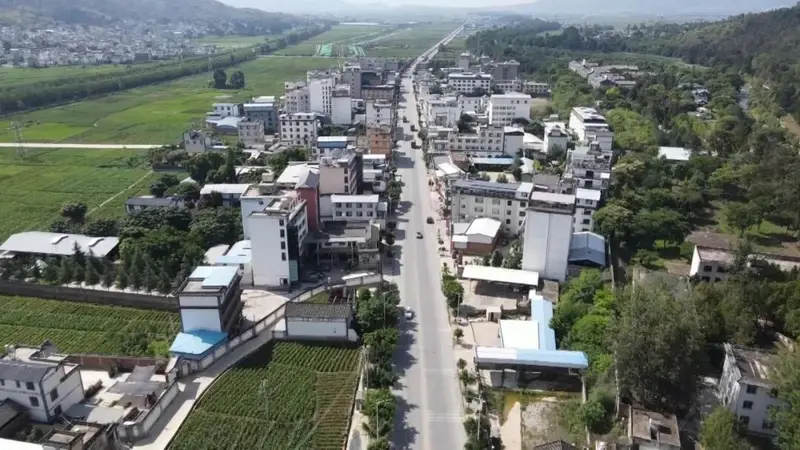 洱源下山口夏日温泉游火爆 大人孩子各得其乐享清凉