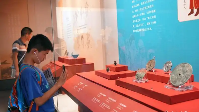 8月4日成都杜甫草堂 杜甫与秦州主题文物展开展引市民参观
