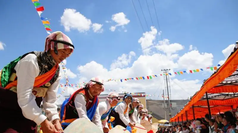 热贡六月会拉开帷幕 中外游客共赴高原民俗盛宴