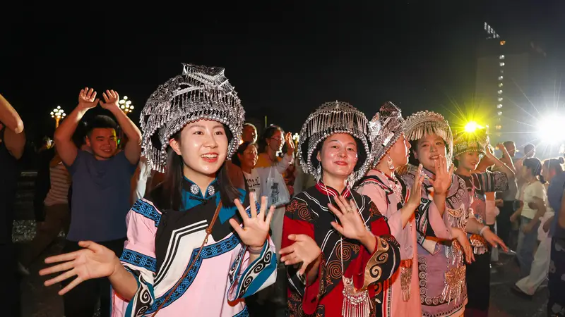 8月6日多地上演火把节狂欢 各族群众游客围篝火载歌载舞