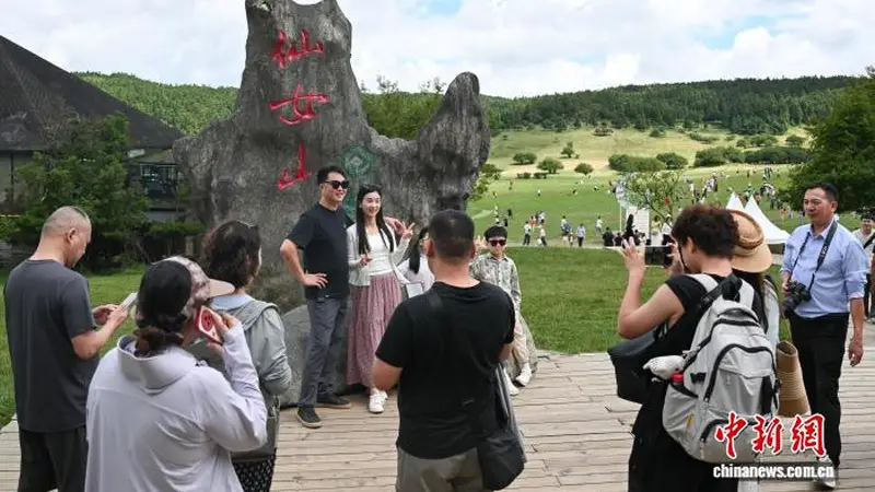 重庆仙女山“20度清凉圈”受热捧 避暑配套升级引客来