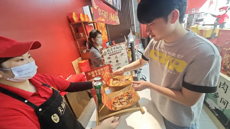 北京老字号天福号推跨界新品 酱肉搭配披萨玩出新招