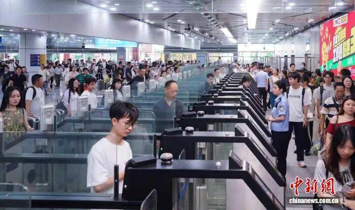 今年上半年经拱北口岸出入境旅客超6400万人次