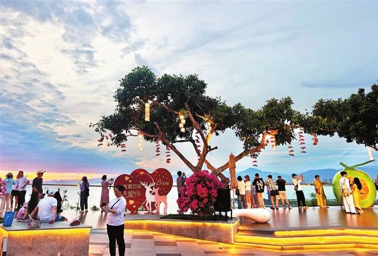 三亚：夏日文旅热度攀升 景区美景引客来