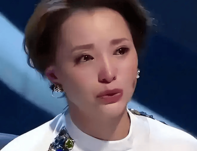 越扒越有！密春雷暴雷后 董卿参加儿子毕业典礼，国籍问题瞒不住