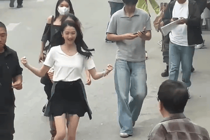 关晓彤一路小跑迎接爸爸探班 笑容灿烂明媚开朗