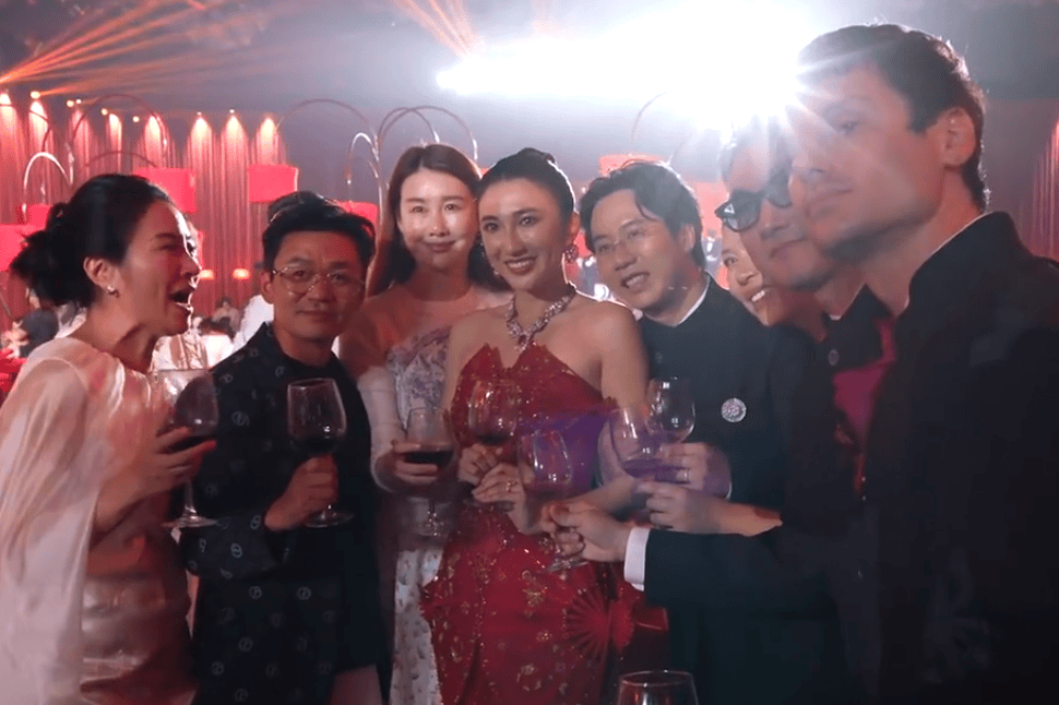 王宝强带女友冯清参加婚礼 身穿白色礼服气质抢镜