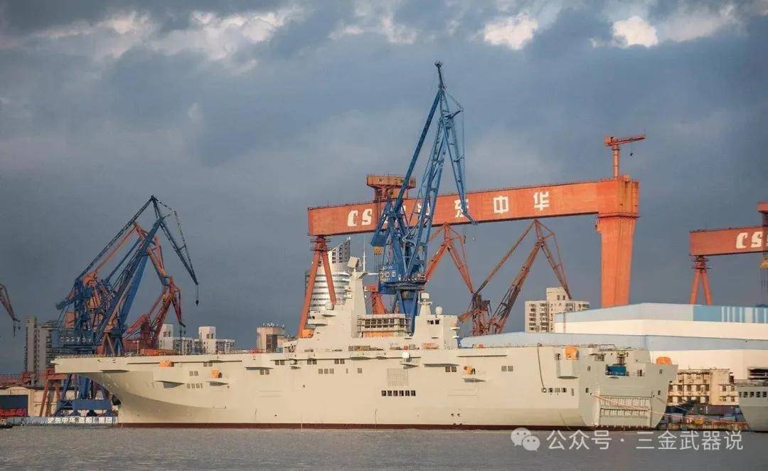 中国第五艘075两栖攻击舰现身船厂，驱护舰放缓，海军真要变打法？