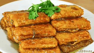 糖醋带鱼怎么做才外酥不碎、酸甜入味？保姆级家常教程来了