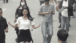 关晓彤一路小跑迎接爸爸探班 笑容灿烂明媚开朗