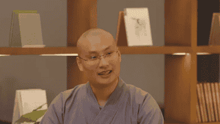 高僧沉迷CS而走红，穿僧衣观看比赛，被问游戏里击杀算不算破戒？