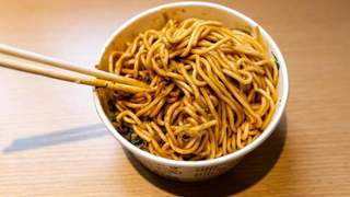 热干面江湖:文食肆热干面如何征服北方人的胃?