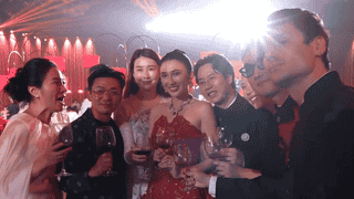 王宝强带女友冯清参加婚礼 身穿白色礼服气质抢镜