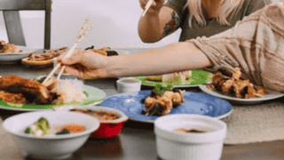 在外就餐，主动调整点菜减少重油重盐菜品