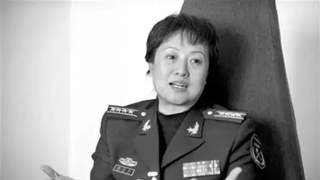 她是军中女大老虎，靠体力与美貌征服高官，花大钱买少将军衔