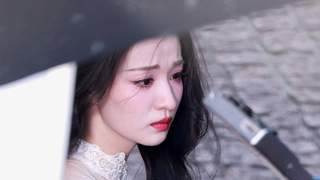 王楚然穿白裙吹泡泡 眉眼低垂温婉动人