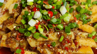 街边经典老味道，黄凉粉配稀饭是夏日绝配