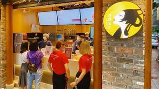 广州这家奶茶店几乎随处可见，游客看着却很眼熟：这是山寨的吗？