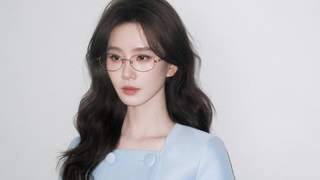刘诗诗戴眼镜穿蓝裙 优雅化身高知女神