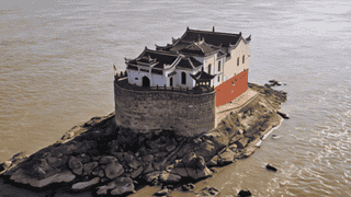 湖北鄂州江心七百年古建 观音阁枯水季露出全貌