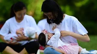 宝妈路边用方巾遮身喂母乳 遭小区两女劝改用奶粉