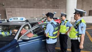 知名博主机场打车遭套路凌晨被出租车司机抛下 上海警方已对涉事司机作出拘留决定