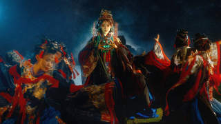 陈卓璇最新写真发布 红衣持火眼下点红演绎异域灵动神秘