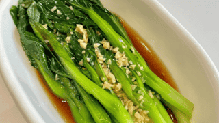 粤菜白灼菜心成餐桌常客 一灼锁鲜尽显岭南清淡本味