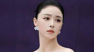43岁蒋欣释夏季清凉写真魅力 尽显丰腴美人风采