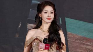 迪丽热巴2日活动生图流出 穿鎏金抹胸裙戴猫形头饰吸睛