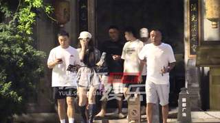 释小龙深夜携友聚餐后出行 全程谈笑状态佳