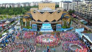 “万人同跳土家族摆手舞”在重庆石柱黄水正式启动