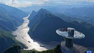 湖北巴东:金色三峡引游人