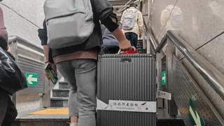 挤满大润发、扎堆羊肉串店，韩国上班族，周末全都往上海跑？