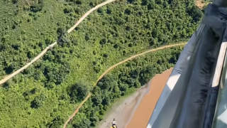外籍男子峡谷跳伞半空未开伞 景区证实为专业表演临近地面五米开伞