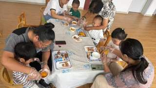 辉山街道冯道社区与辉山中心幼儿园携手开展“薯”你最甜亲子食育预托课，制作红薯冰淇淋