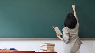 上海推行小学教师转岗初中 全国小学师资已连续两年缩减