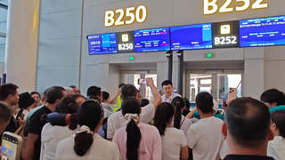 8月1日乌鲁木齐机场 祥鹏航空延误航班地勤发过期泡面 航司收回并向涉事旅客每人补偿200元