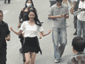 关晓彤一路小跑迎接爸爸探班 笑容灿烂明媚开朗