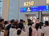 8月1日乌鲁木齐机场 祥鹏航空延误航班地勤发过期泡面 航司收回并向涉事旅客每人补偿200元