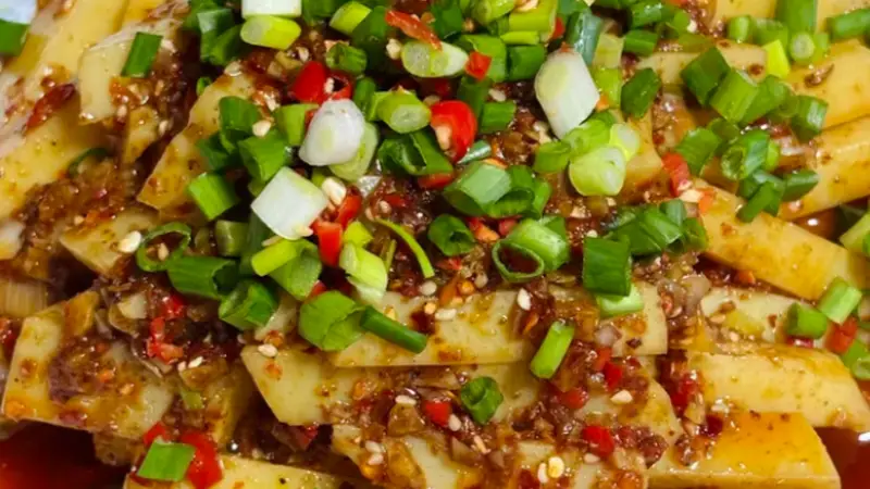 街边经典老味道，黄凉粉配稀饭是夏日绝配