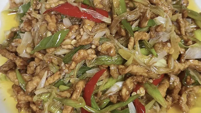 葱香肉嫩,一锅烟火——葱爆肉丝的家常秘诀