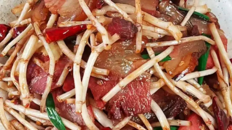 松柏熏肉炒折耳根：贵州人魂牵梦绕的山野滋味