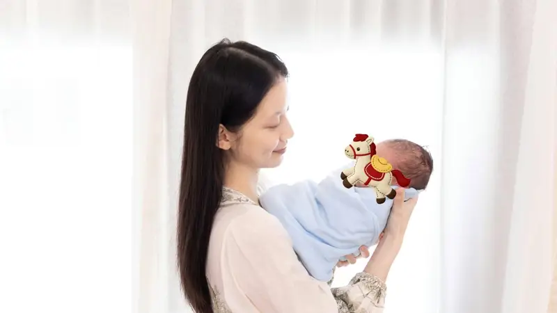 孙伊涵晒怀抱婴儿照 正式官宣当妈妈