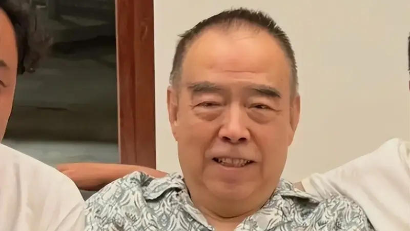 7月24日谢贤刚去世,74岁陈凯歌步行身形不稳