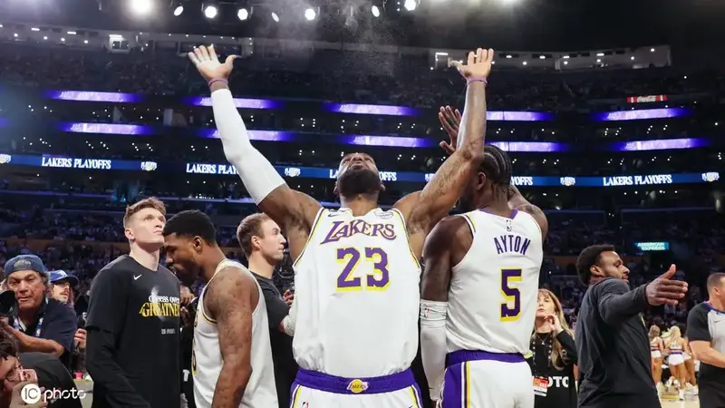 7月25日NBA快讯 詹姆斯两年800万加盟76人 首个赛季仅拿388万创生涯新低